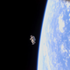 Imagen para el artículo titulado El satélite más espeluznante de la historia fue esta silueta de un astronauta vagando por el espacio